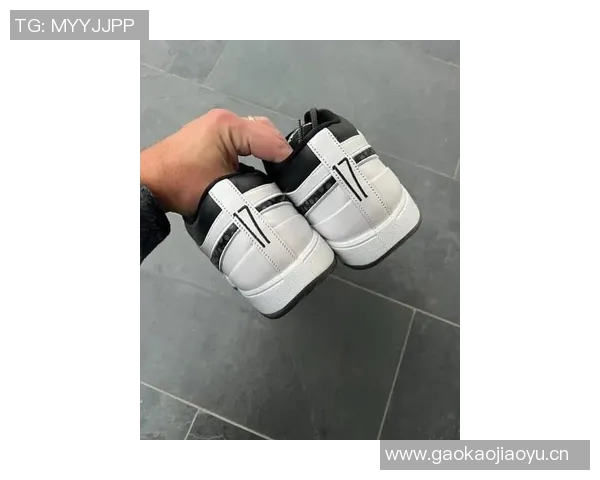 塔克晒出喷泡配色Book1PE球鞋引发热议超越布克本人魅力