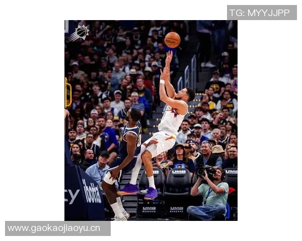 约基奇底线运球转身秀技艺精妙甩传助攻令人惊叹 约基奇底线运球转身秀技艺精妙甩传助攻令人惊叹