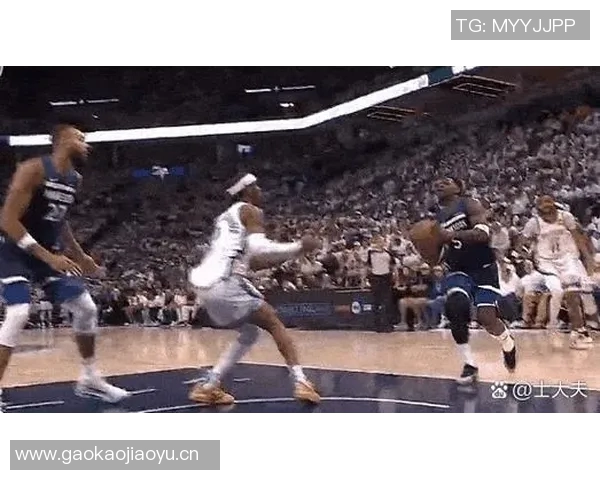 爱德华兹华丽突破拉杆换手上篮精彩得分引爆全场激情