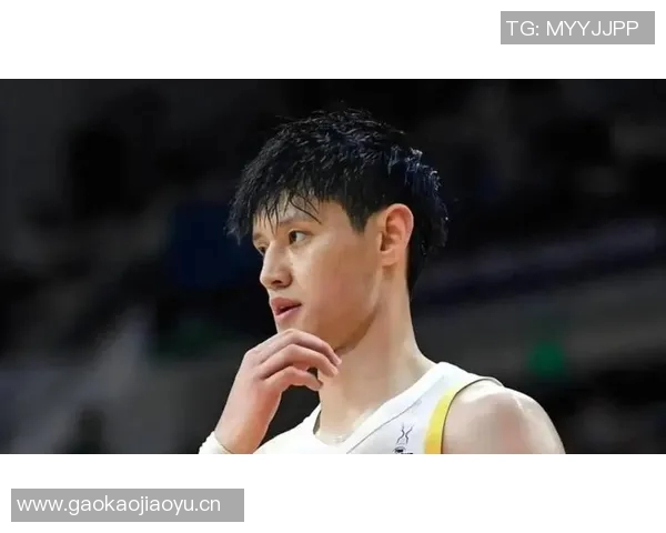 曾凡博上场即紧逼布克遭吹防守犯规展现CBA防守强度