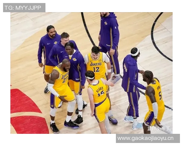 湖人训练场景曝光斯玛特紧逼八村里夫斯全力防守展现球队默契