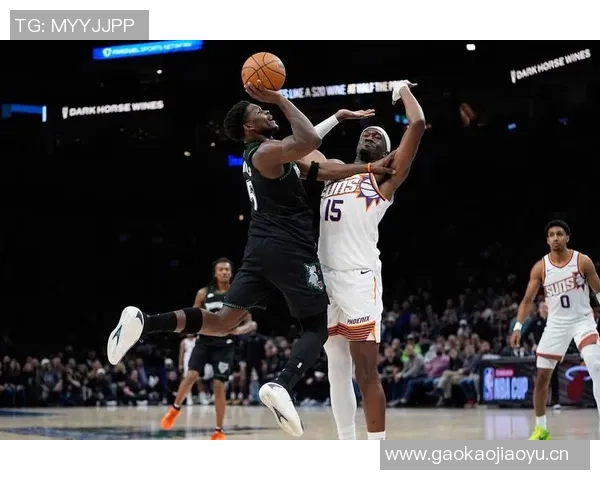 爱德华兹首节状态火热5投4中三分命中率高达60斩获14分 爱德华兹首节状态火热5投4中三分命中率高达60斩获14分