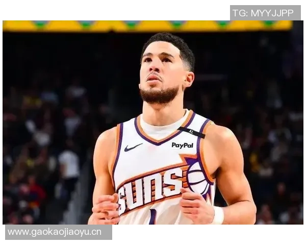 布克半场表现出色10投6中斩获15分并罚球全中助力球队稳定火力