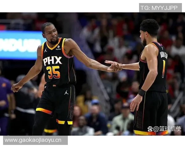 布克遭遇严密防守表现低迷18投仅4中贡献10分16助攻却有9次失误 布克遭遇严密防守表现低迷18投仅4中贡献10分16助攻却有9次失误